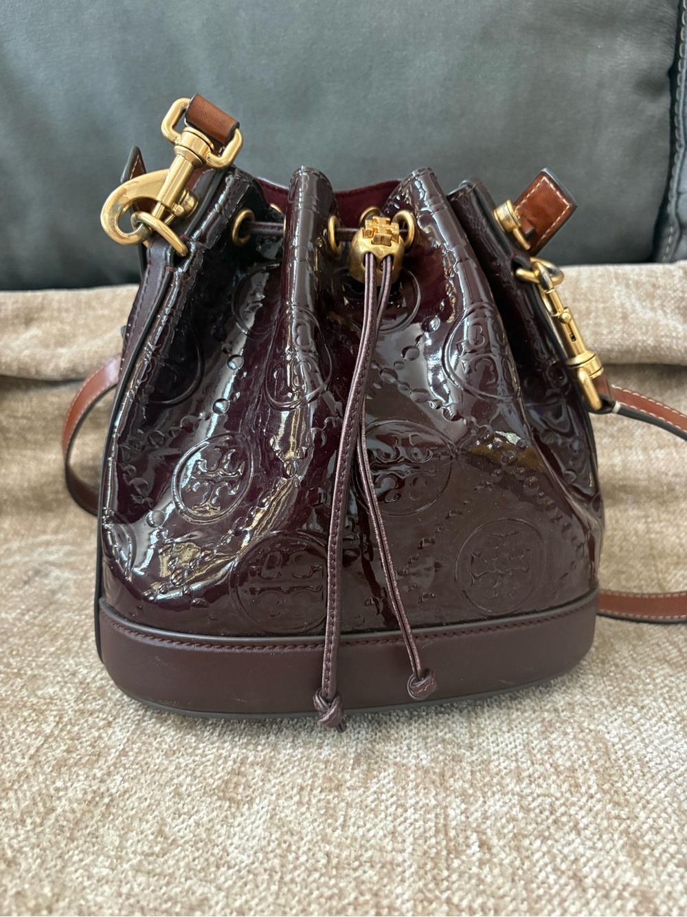 VGUC Tory Burch T Monogram Patent Embossed Bucket Bag Albarossa Deep Wine